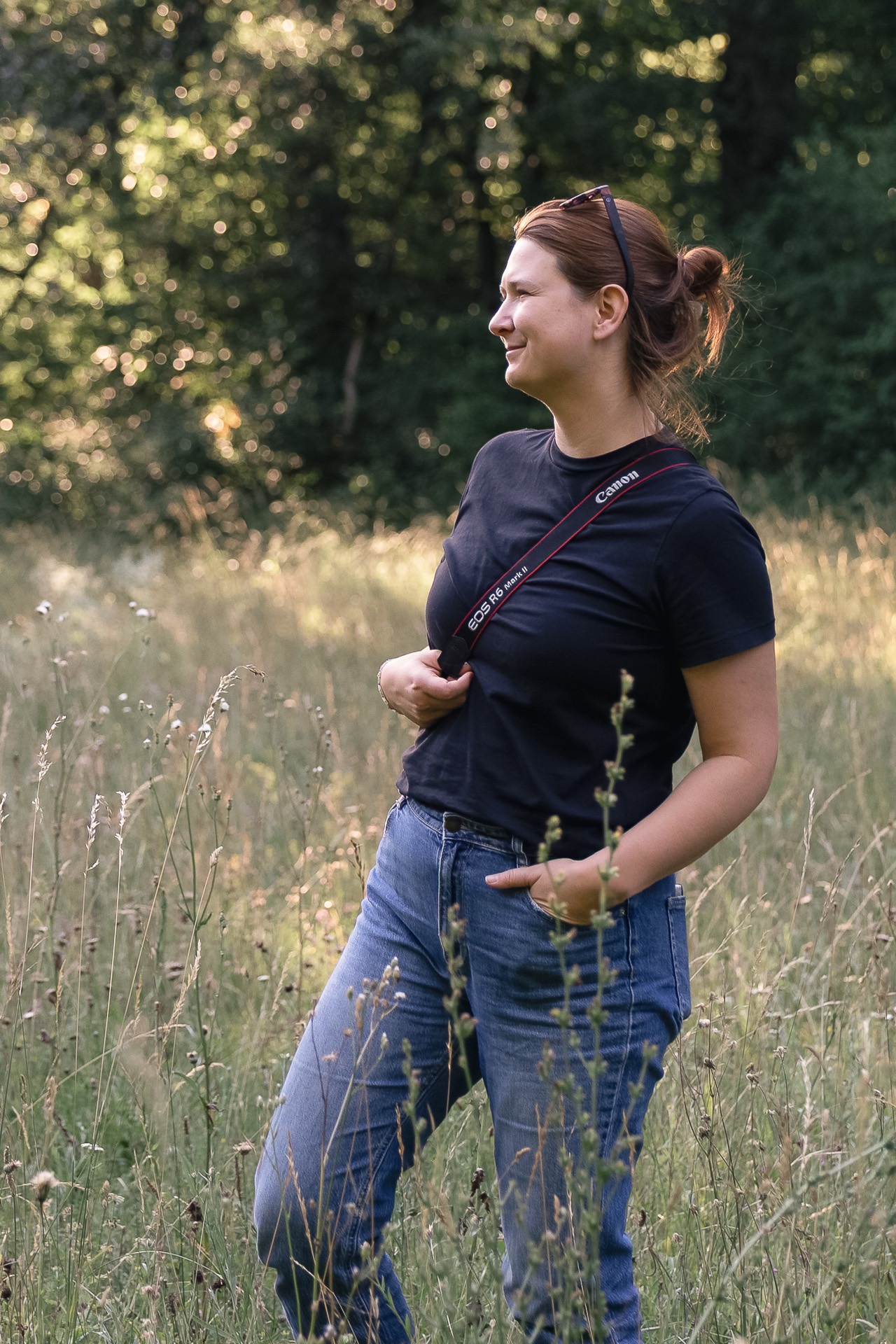Kerstin M&uuml;llauer mit ihrer Kamera auf einer sommerlichen Wiese
