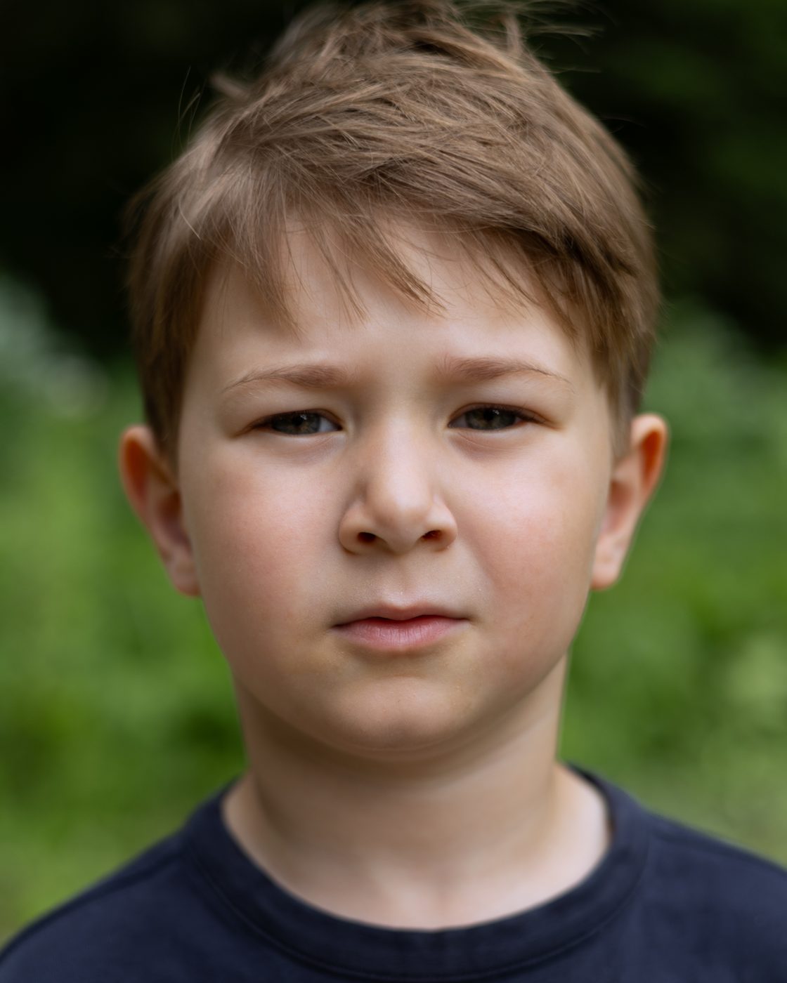 Portr&auml;t des Buben mit ernstem Blick